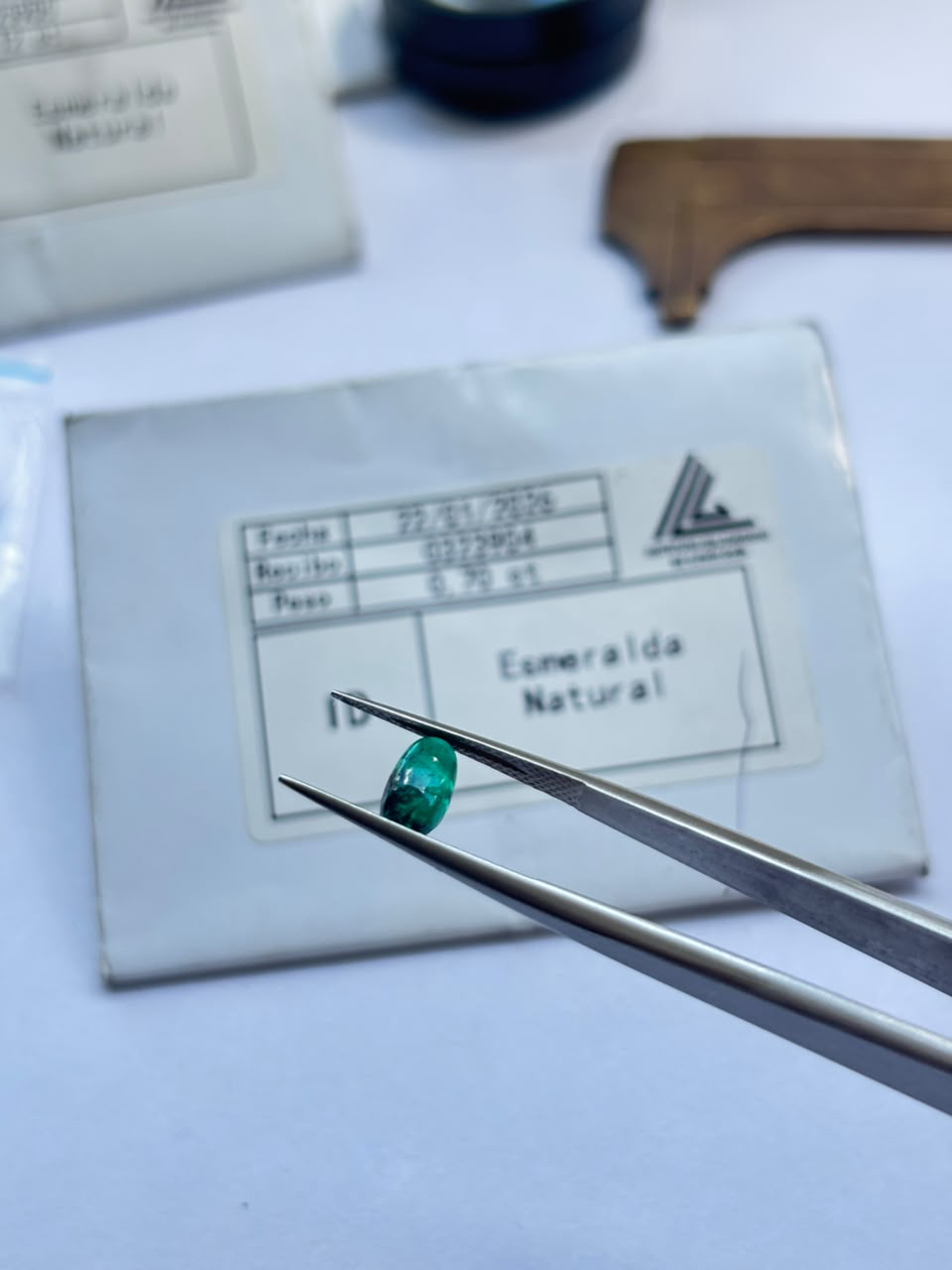 Trapiche de esmeralda sostenida en pinza, con certificado IGC